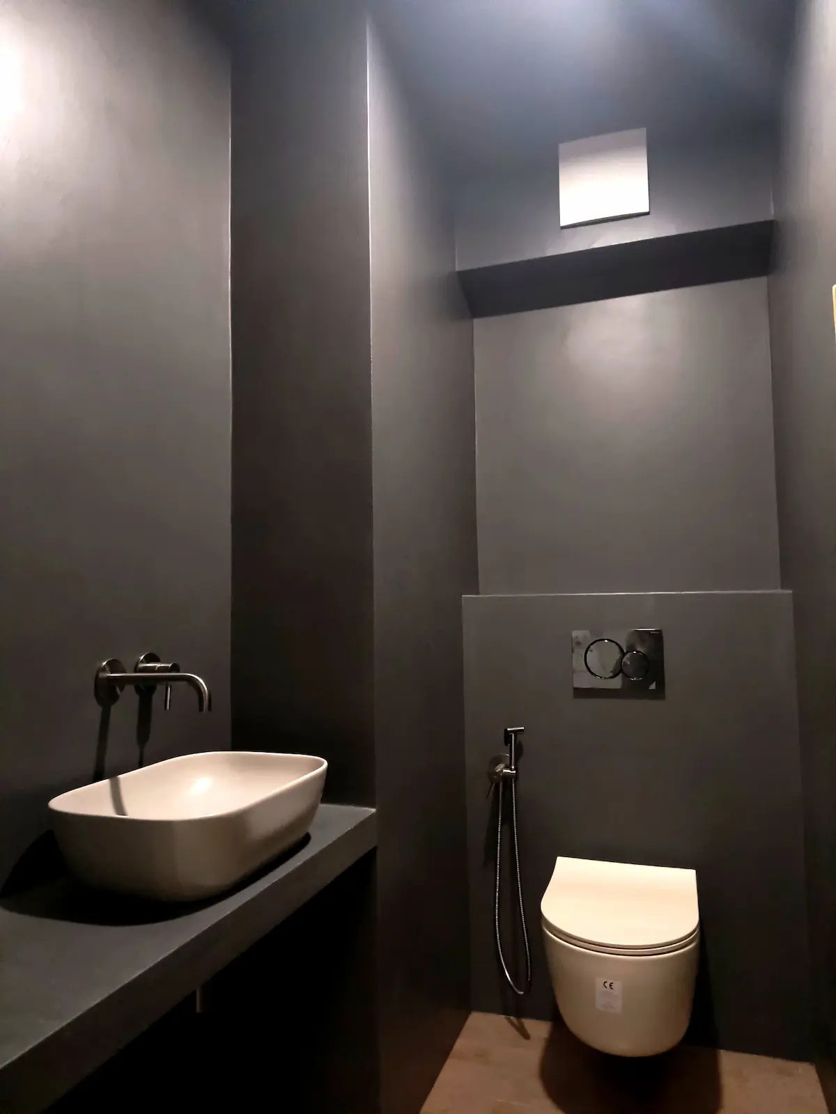 Grafitowa łazienka z mikrocementem
