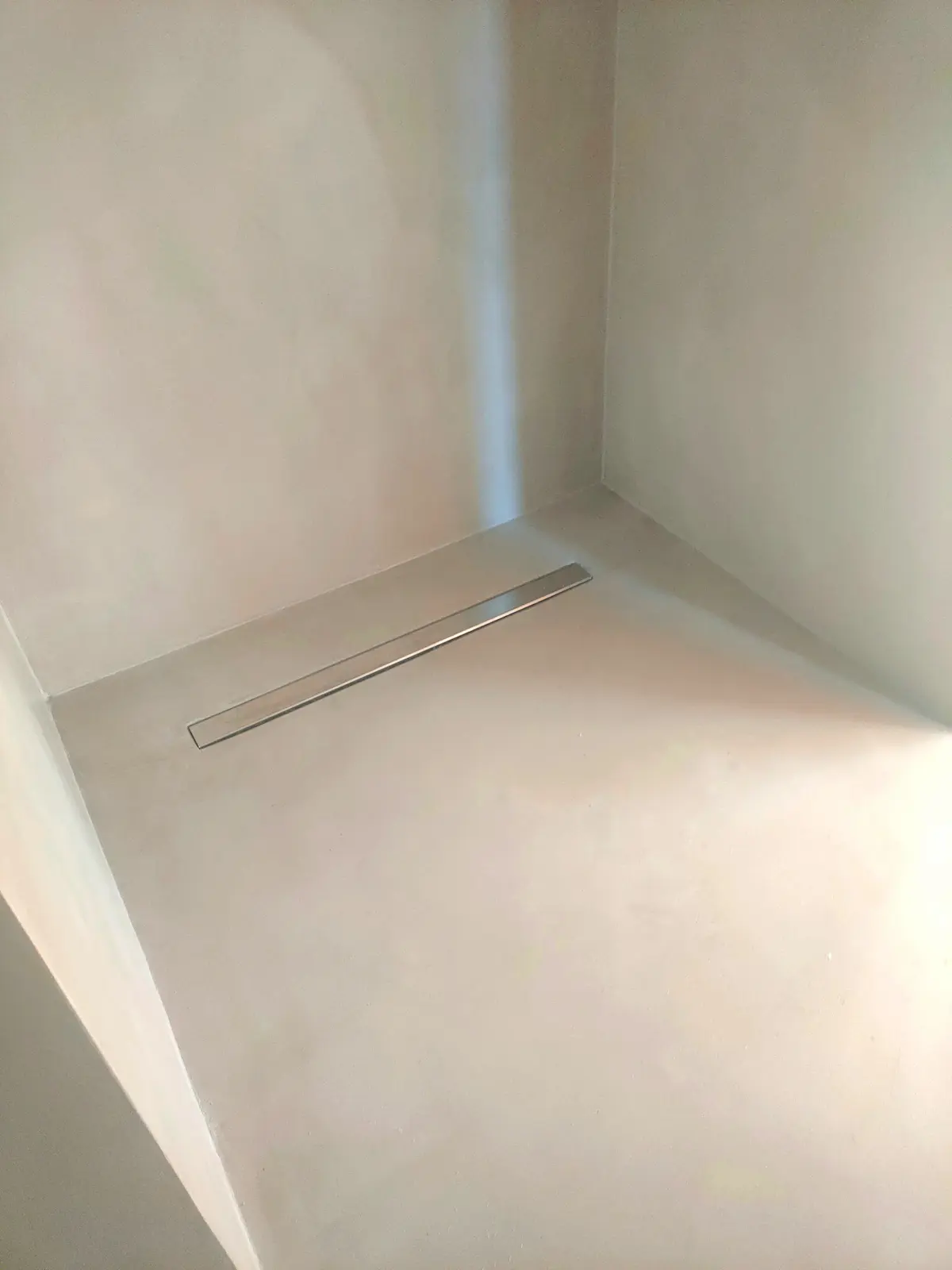 Prysznic walk-in z mikrocementem