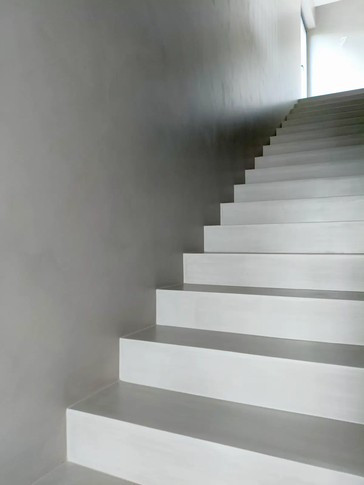 Minimalistyczne schody z mikrocementu